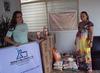 Maria Luisa (CEVAM) e Lorena (SINDQUMICA) entrega de alimentos e produtos de limpeza.