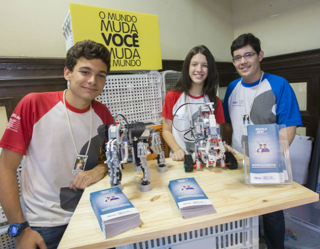 Workshop de Robtica LEGO foi ministrado por alunos e professor da Escola SESI Jacarepagu (Foto: Vincius Magalhes)