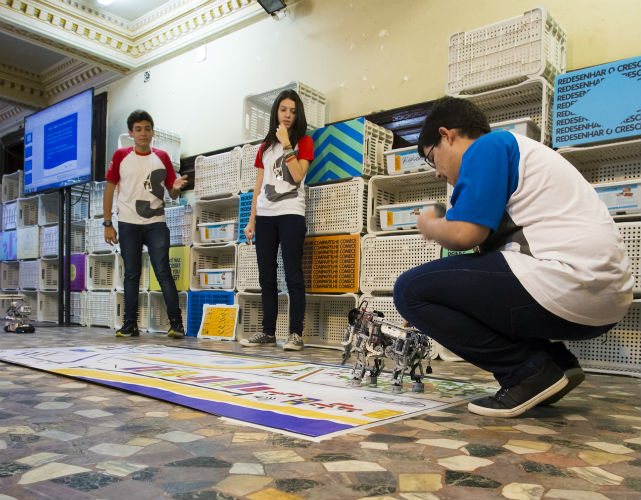 A oficina dividiu os participantes em grupos para a montagem de robs de LEGO controlados por programao bsica (Foto: Vincius Magalhes)
