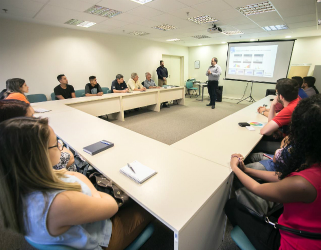 Empresrios estiveram reunidos na palestra Gerenciamento de Cores para Aplicaes Industriais (Foto: Fabiano Veneza)