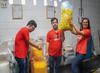 Beneficiários do Amor 21 interagem com matéria-prima do plástico cuja reciclagem se converteu em doação para o Instituto