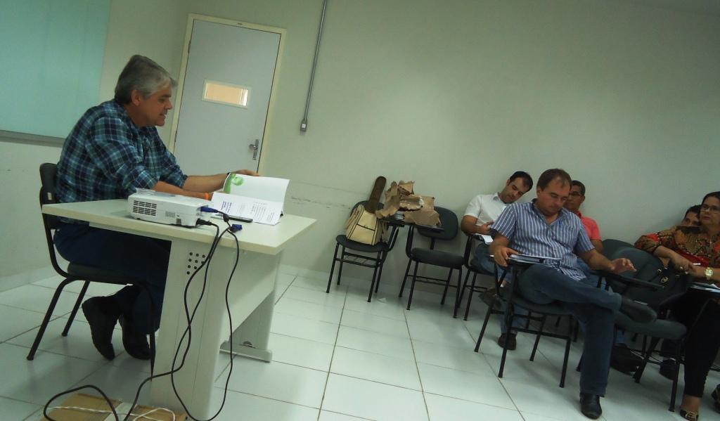 Paulo Cintra, presidente do Sindileite, mostrando o Planejamento Estratgico do sindicato aos presentes.