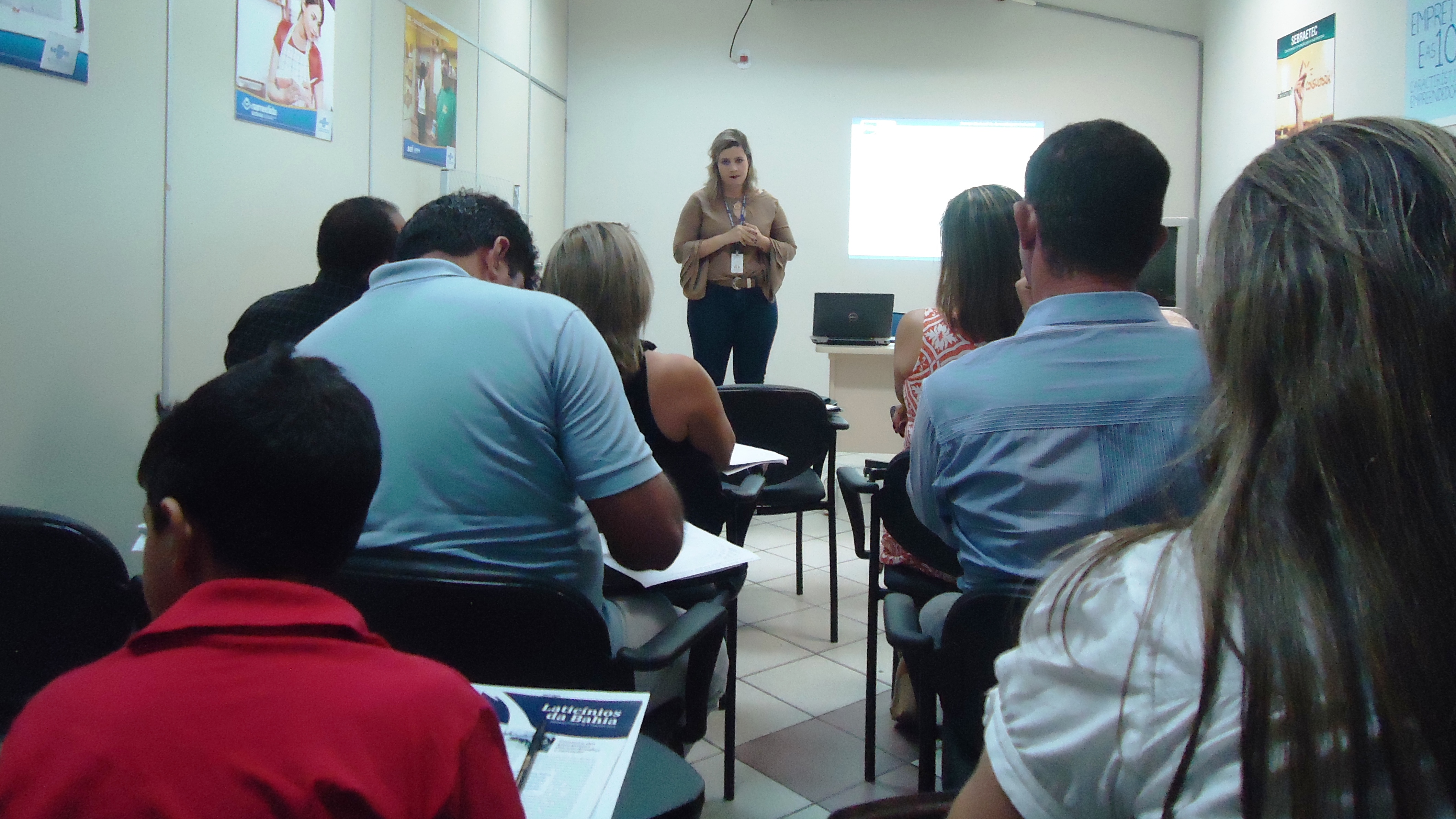 Amanda Ges, apresentando os cursos do SENAI aos participantes.