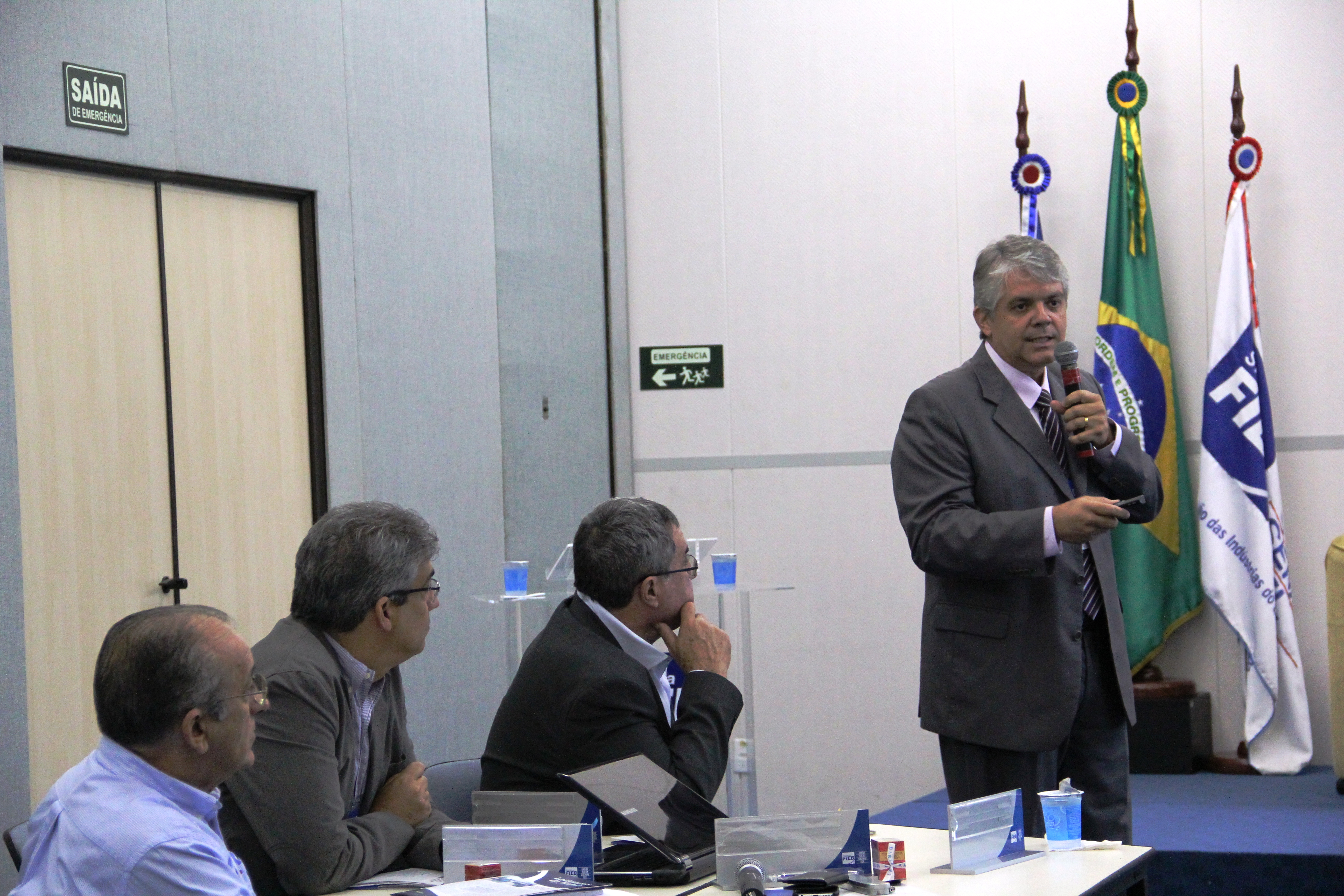 Paulo Cintra, presidente do SINDILEITE-BA, apresentando as aes do sindicato. Foto: Cibermdia Comunicao e Marketing.